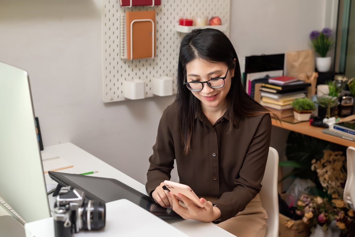 woman holding a smartphone