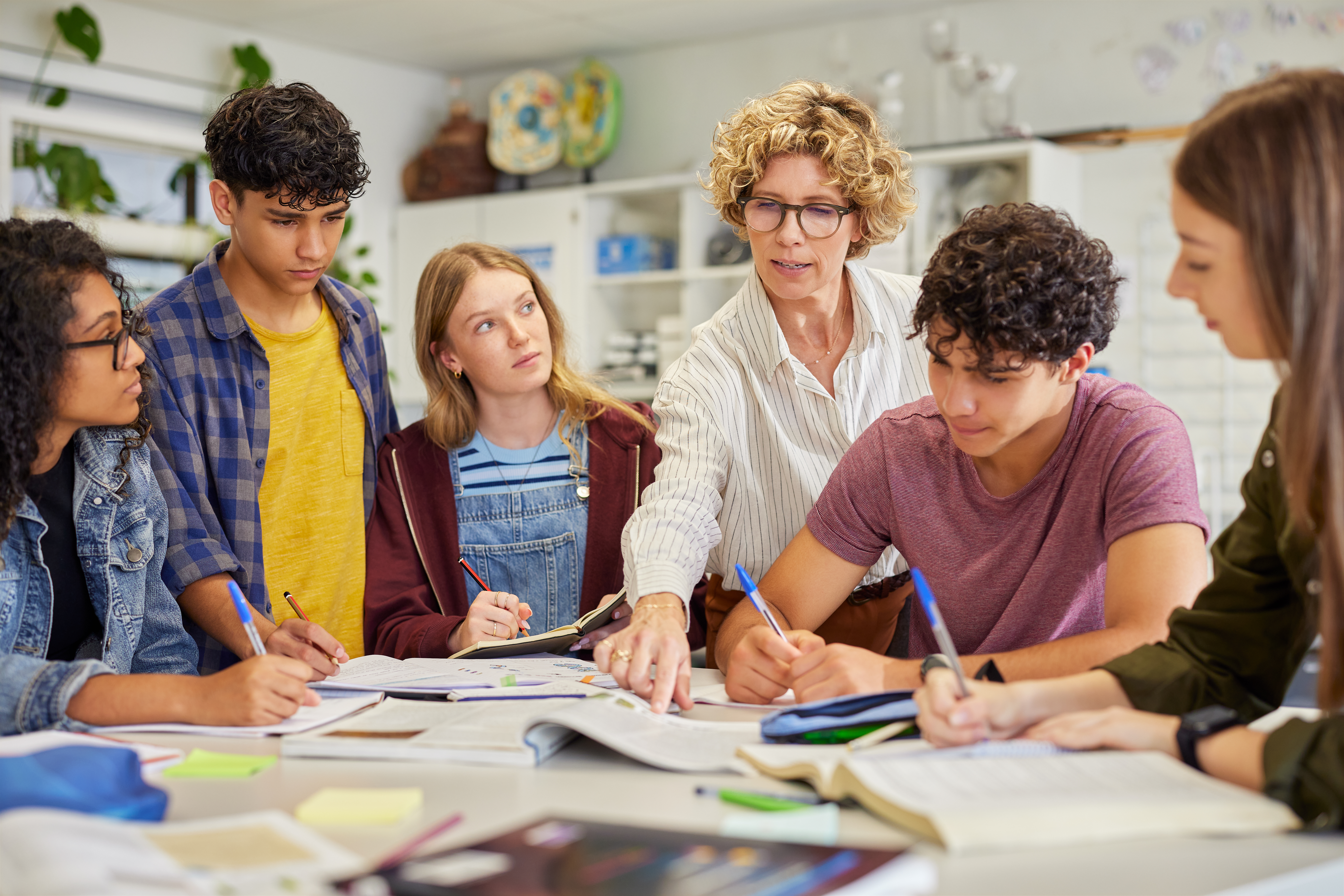 mature-teacher-guiding-student-during-study-in-gro-2026-01-08-08-13-56-utc