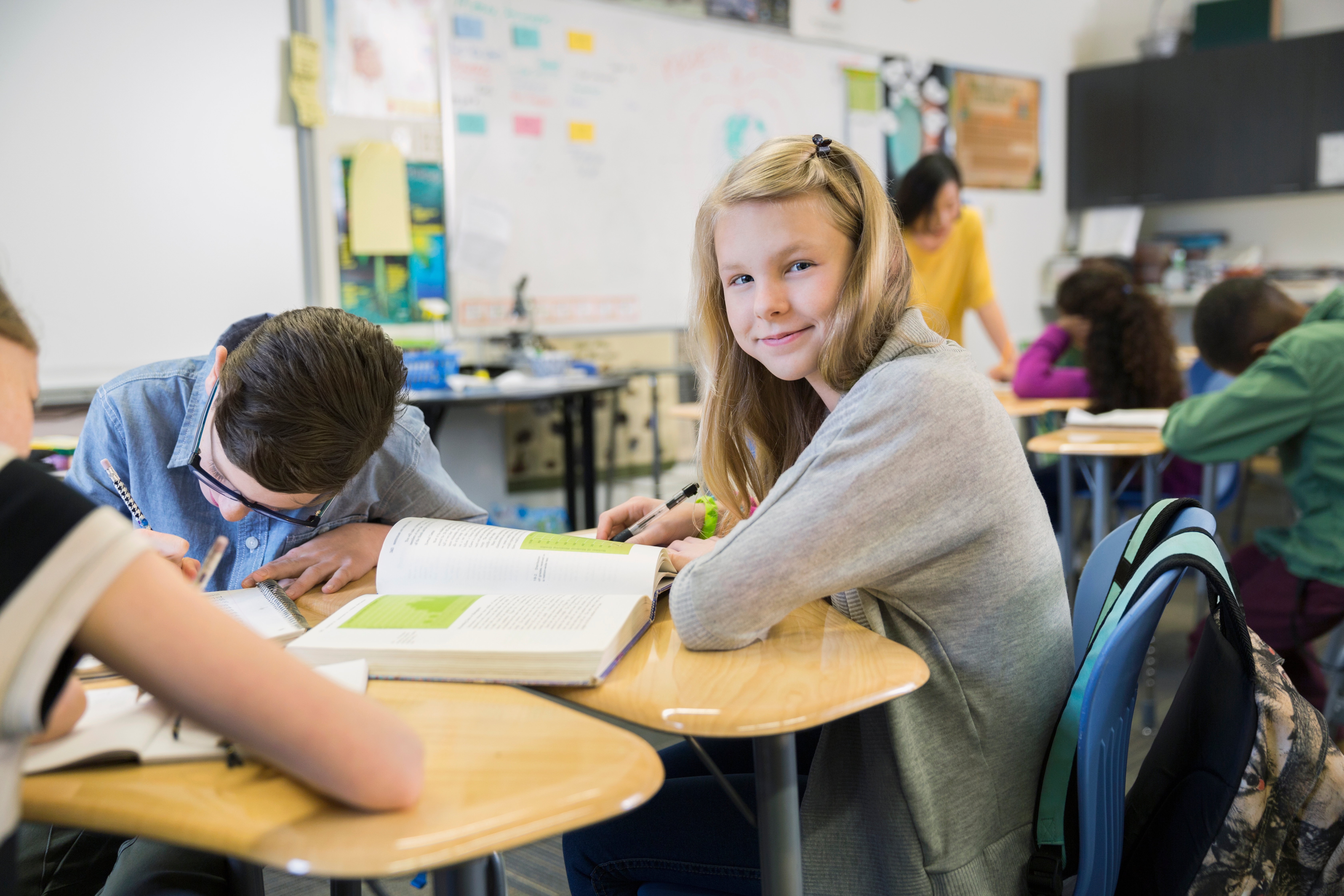 portrait-of-smiling-elementary-student-in-classroo-2026-01-11-08-40-54-utc