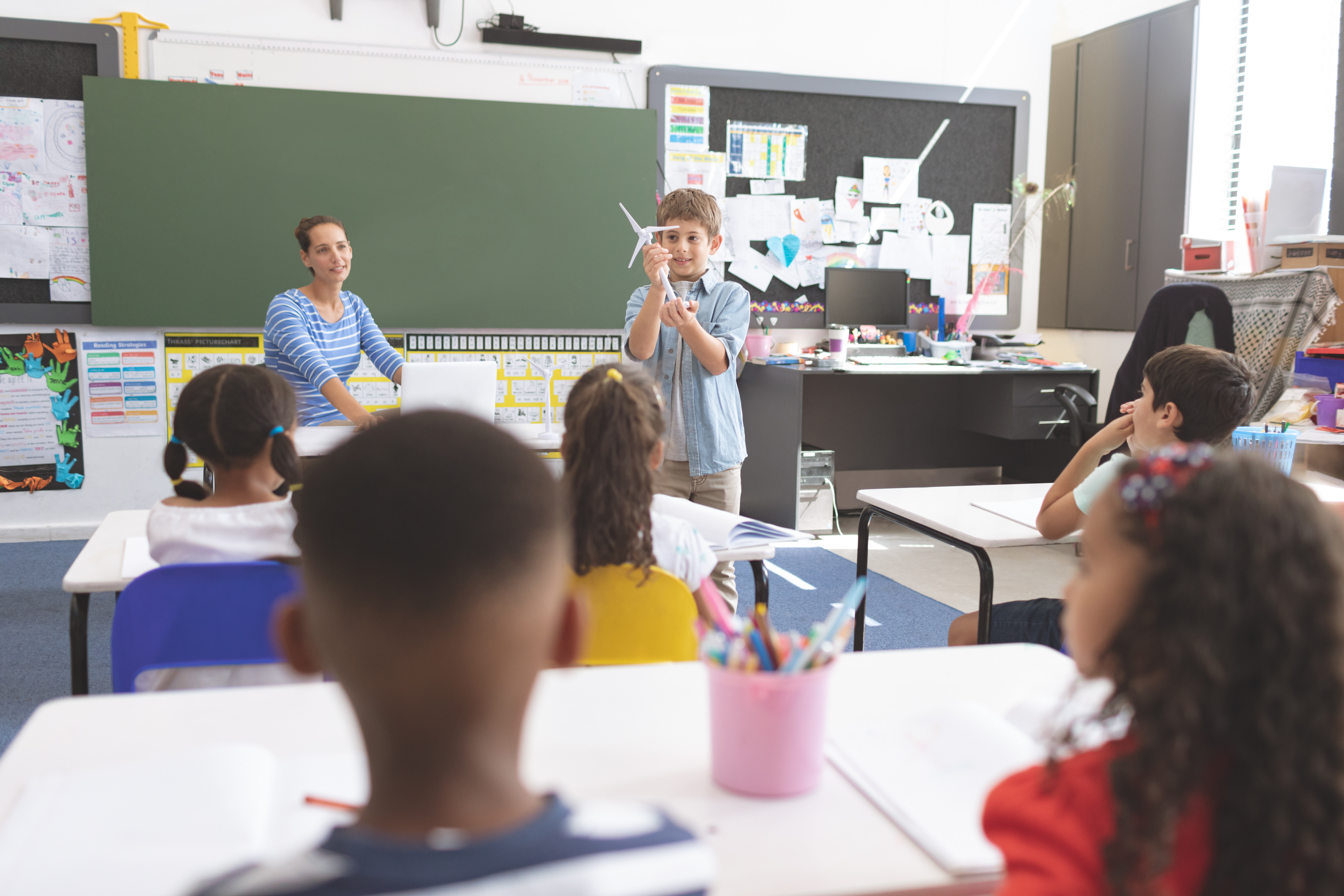 schoolboy-explaining-to-his-classmates-about-wind-2026-01-09-08-35-22-utc